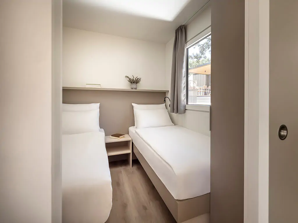 campsite-amarin-mobile-home-premium-interior-bedroom-single-beds