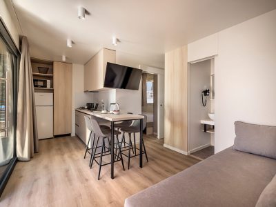 campsite-amarin-mobile-home-premium-interior-living-room-kitchen-2