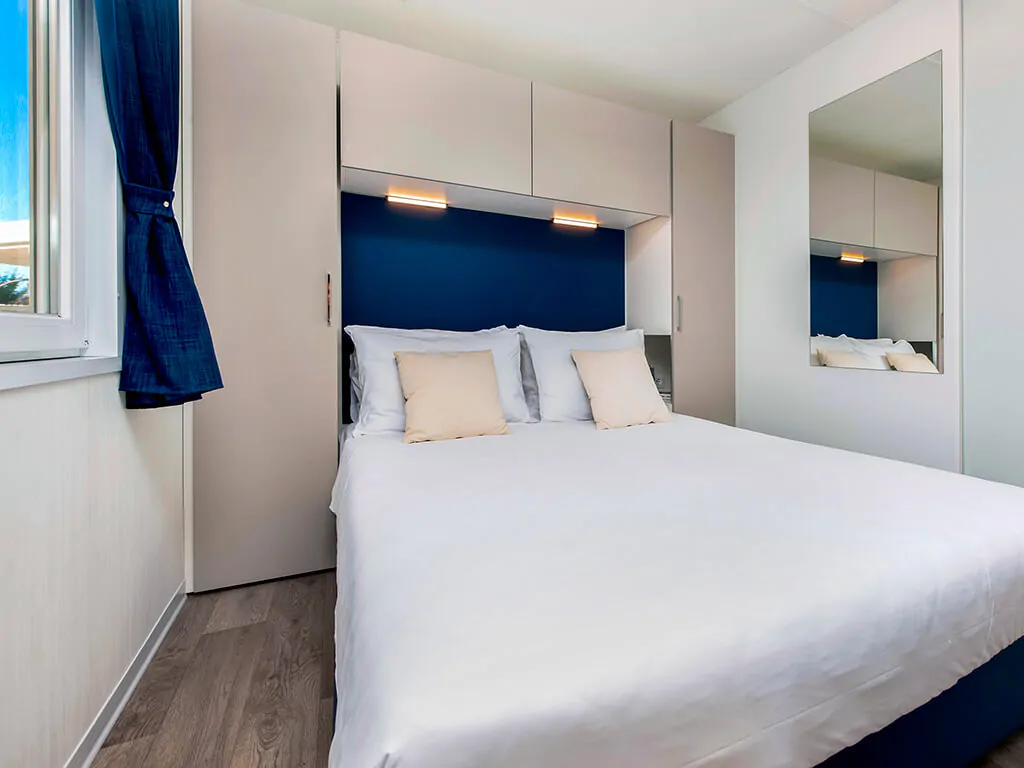 campsite-polari-mobile-home-comfort-interior-bedroom-double-bed