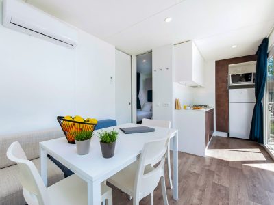 campsite-polari-mobile-home-comfort-interior-dining-table-kitchen