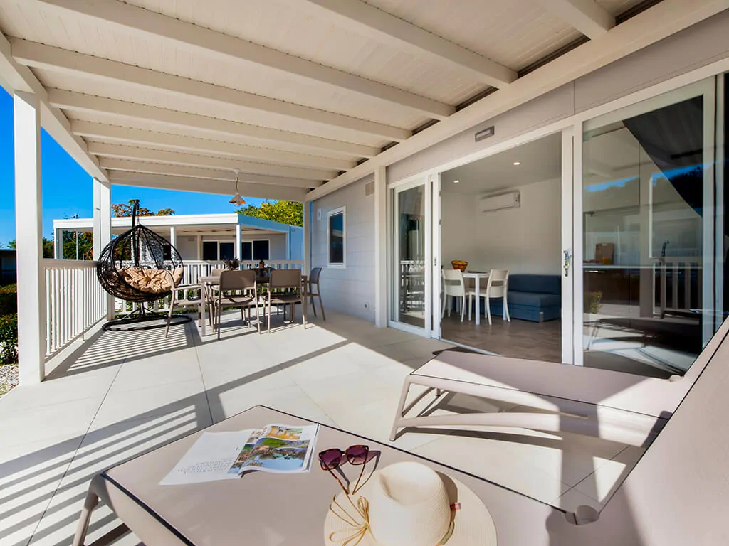 campsite-polari-mobile-home-comfort-terrace-sunloungers-for-sunbathing