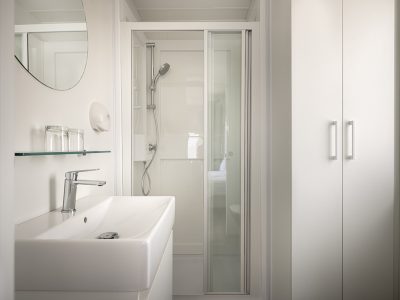 campsite-valkanela-mobile-home-superior-view-couple-interior-bathroom