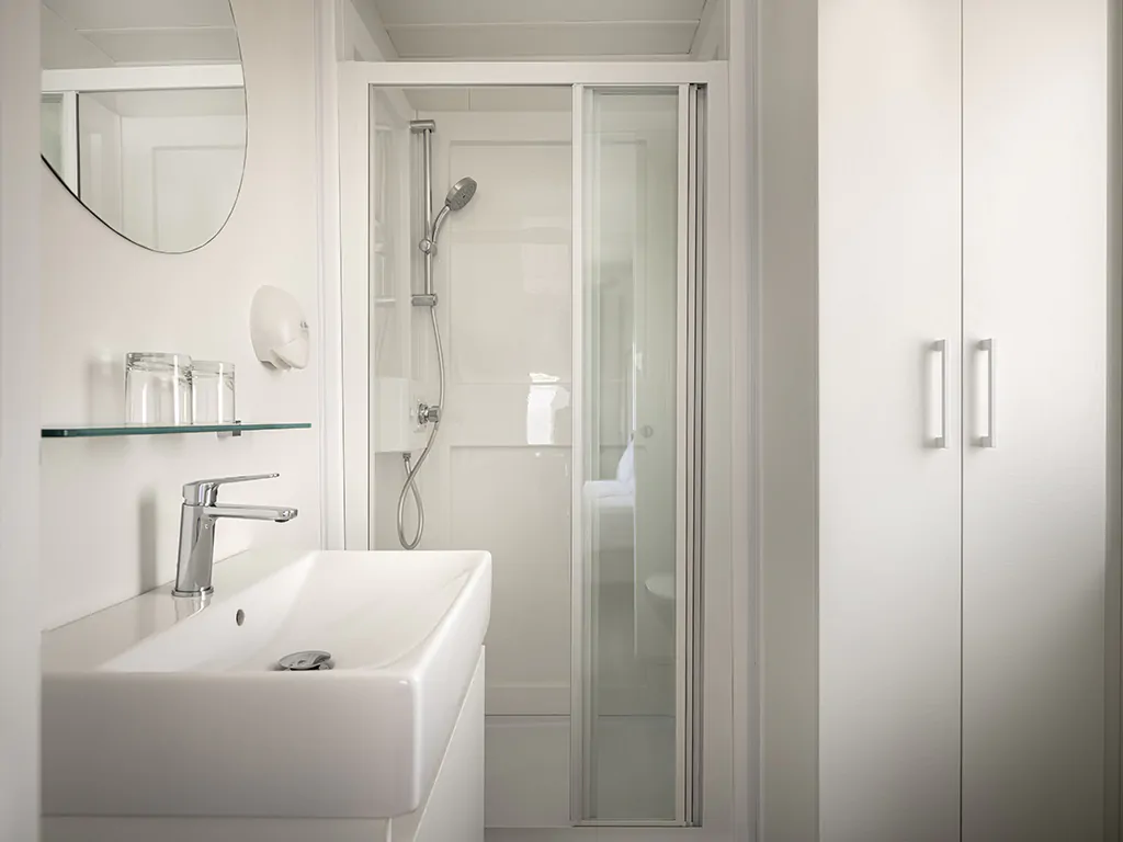 campsite-valkanela-mobile-home-superior-view-couple-interior-bathroom