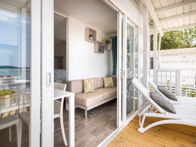 campsite-valkanela-mobile-home-superior-view-couple-interior-living-room