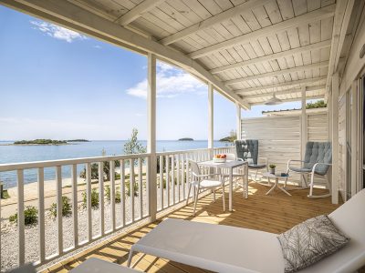 campsite-valkanela-mobile-home-superior-view-couple-sea-view