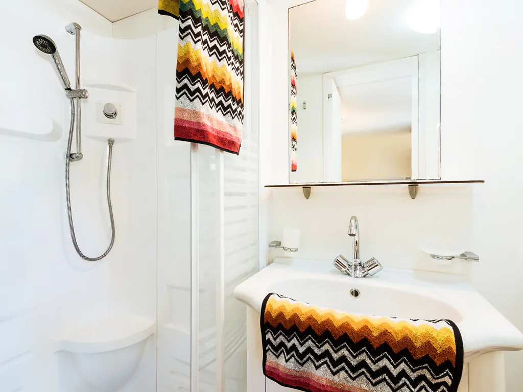 mobile-home-blu-resort-interior-bathroom