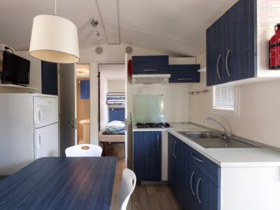 mobile-home-blu-romantic-interior-kitchen