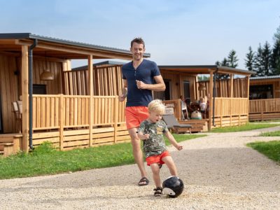mobile-home-sunlodge-big-leaf-exterior-terrace-family-time-6
