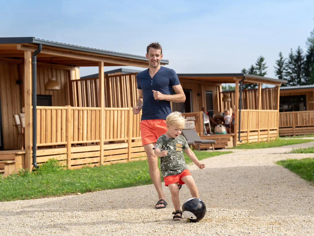 mobile-home-sunlodge-big-leaf-exterior-terrace-family-time-6