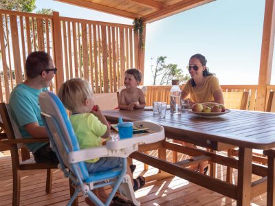 mobile-home-sunlodge-big-leaf-exterior-terrace-family-time-i-6