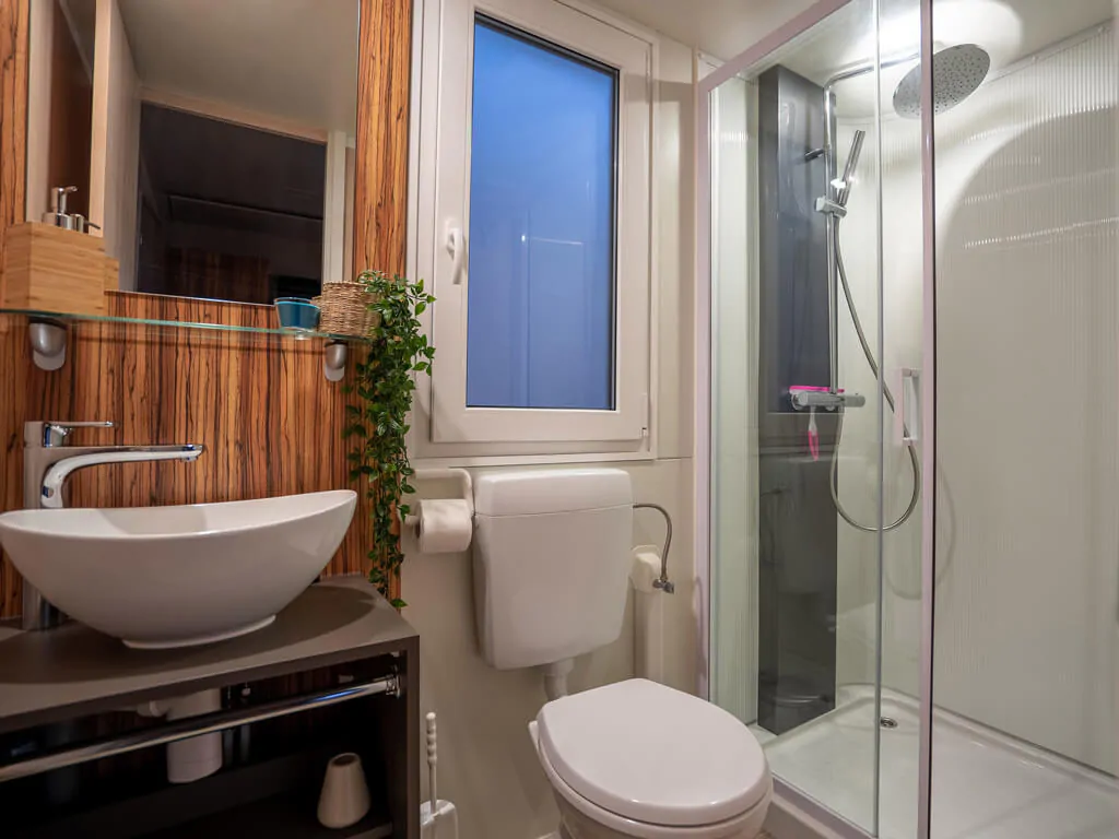 mobile-home-sunlodge-big-leaf-interior-bathroom-6