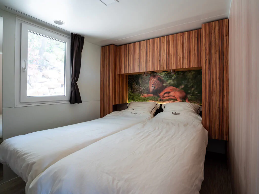 mobile-home-sunlodge-big-leaf-interior-bedroom-double-bed-6
