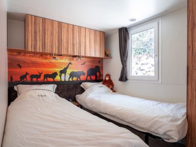 mobile-home-sunlodge-big-leaf-interior-bedroom-single-beds-6