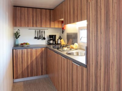 mobile-home-sunlodge-big-leaf-interior-kitchen-5