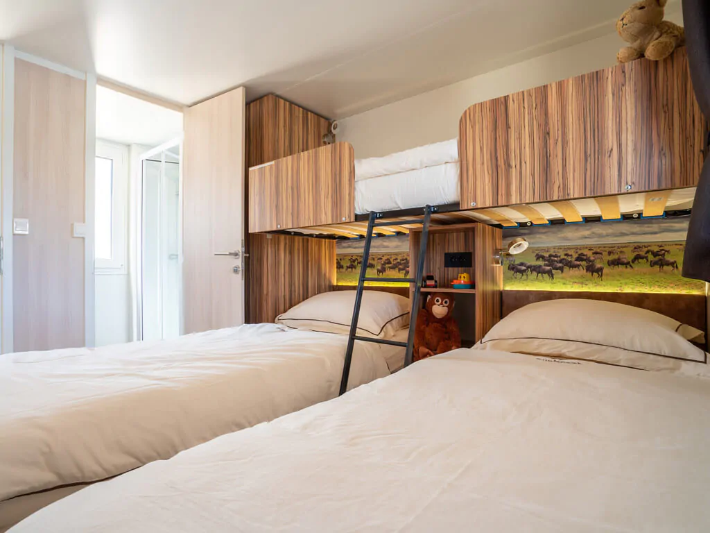 mobile-home-sunlodge-catalpa-interior-bedroom-kids-4