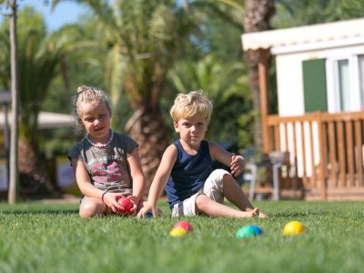 mobile-home-sunlodge-redwood-exterior-family-time-8