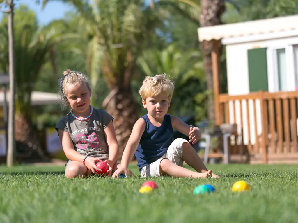 mobile-home-sunlodge-redwood-exterior-family-time-8