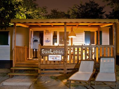 mobile-home-sunlodge-redwood-exterior-terrace-night-time-8