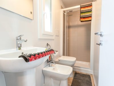 mobile-home-village-centro-san-nicola-interior-bathroom
