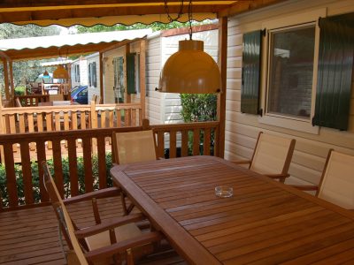 sun-lodge-aspen-mobile-home-exterior-terrace-dining-table-12