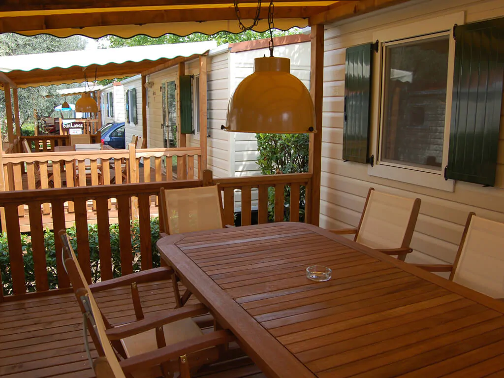 sun-lodge-aspen-mobile-home-exterior-terrace-dining-table-18