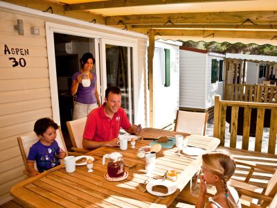 sun-lodge-aspen-mobile-home-exterior-terrace-dining-table-i-12