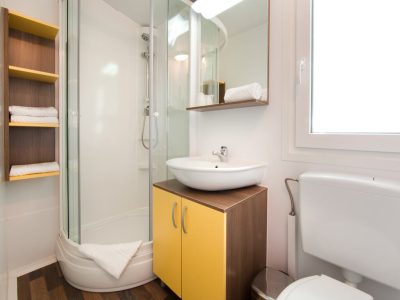 camping-medveja-premium-mobile-home-interior-bathroom