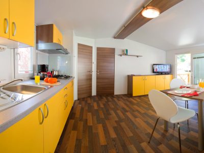 camping-medveja-premium-mobile-home-interior-kitchen