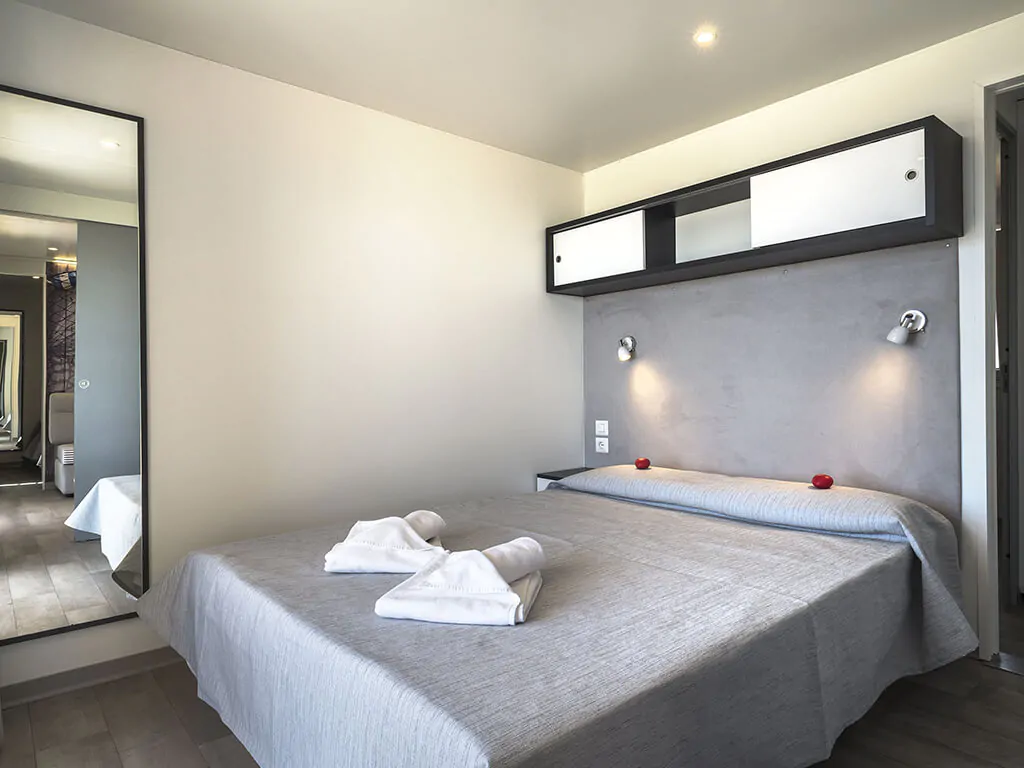 campsite-bivillage-mobile-home-brioni-beach-interior-bedroom-double-bed