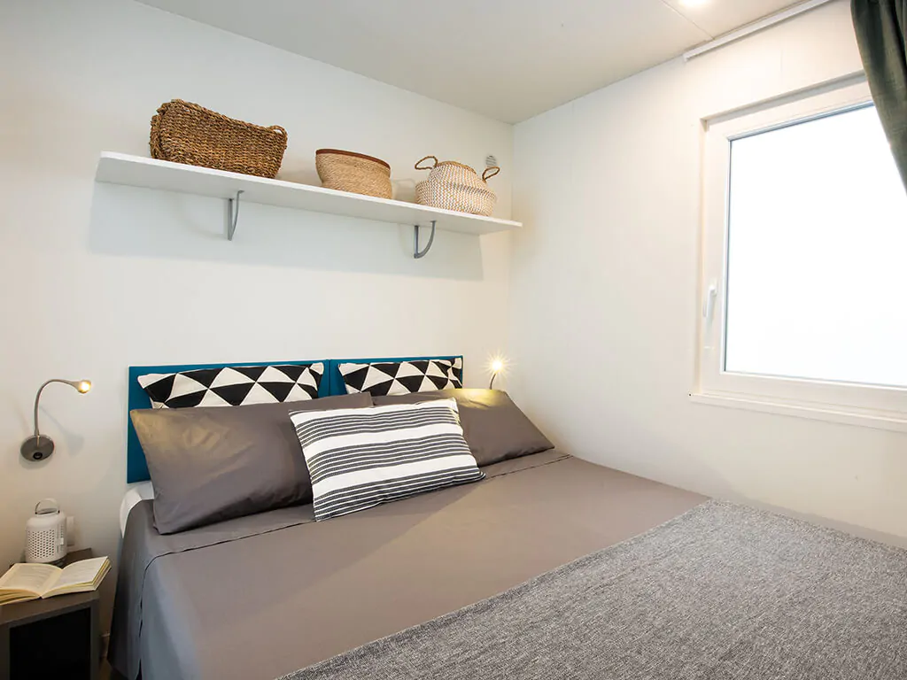 campsite-bivillage-mobile-home-comfort-interior-bedroom-double-bed