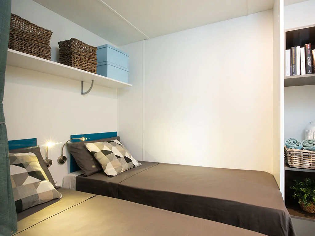 campsite-bivillage-mobile-home-comfort-interior-bedroom-single-beds