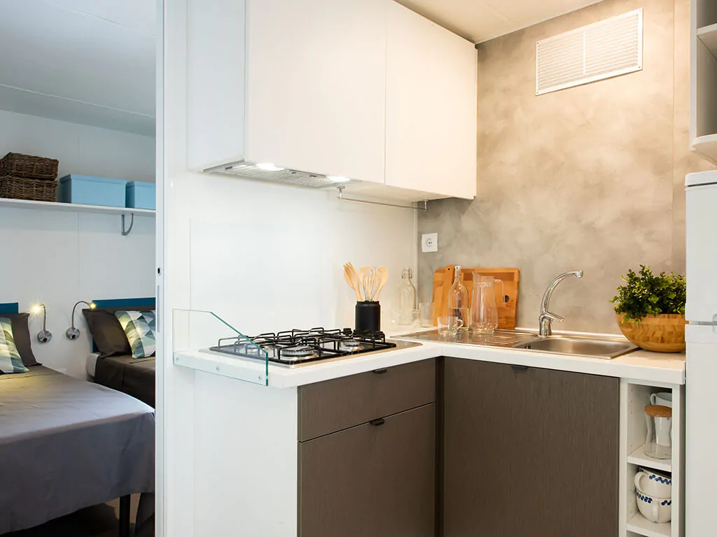 campsite-bivillage-mobile-home-comfort-interior-kitchen-i