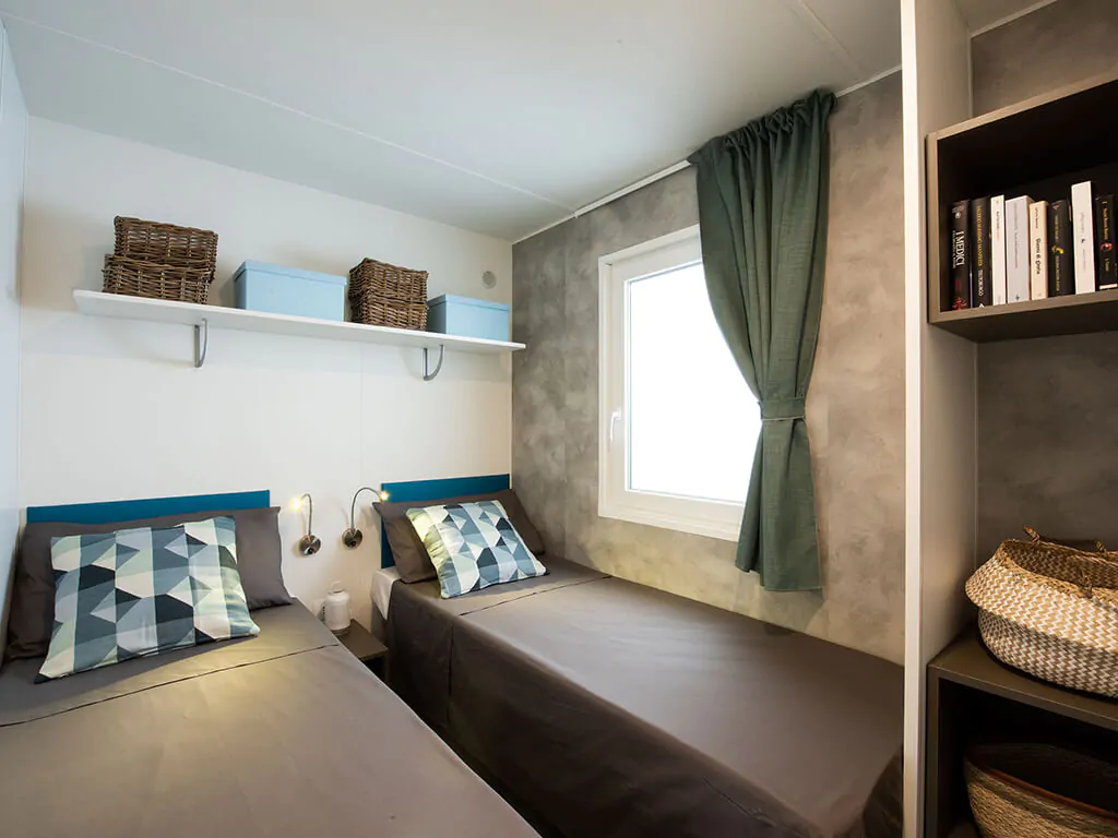 campsite-bivillage-mobile-home-comfort-kids-bedroom-single-beds