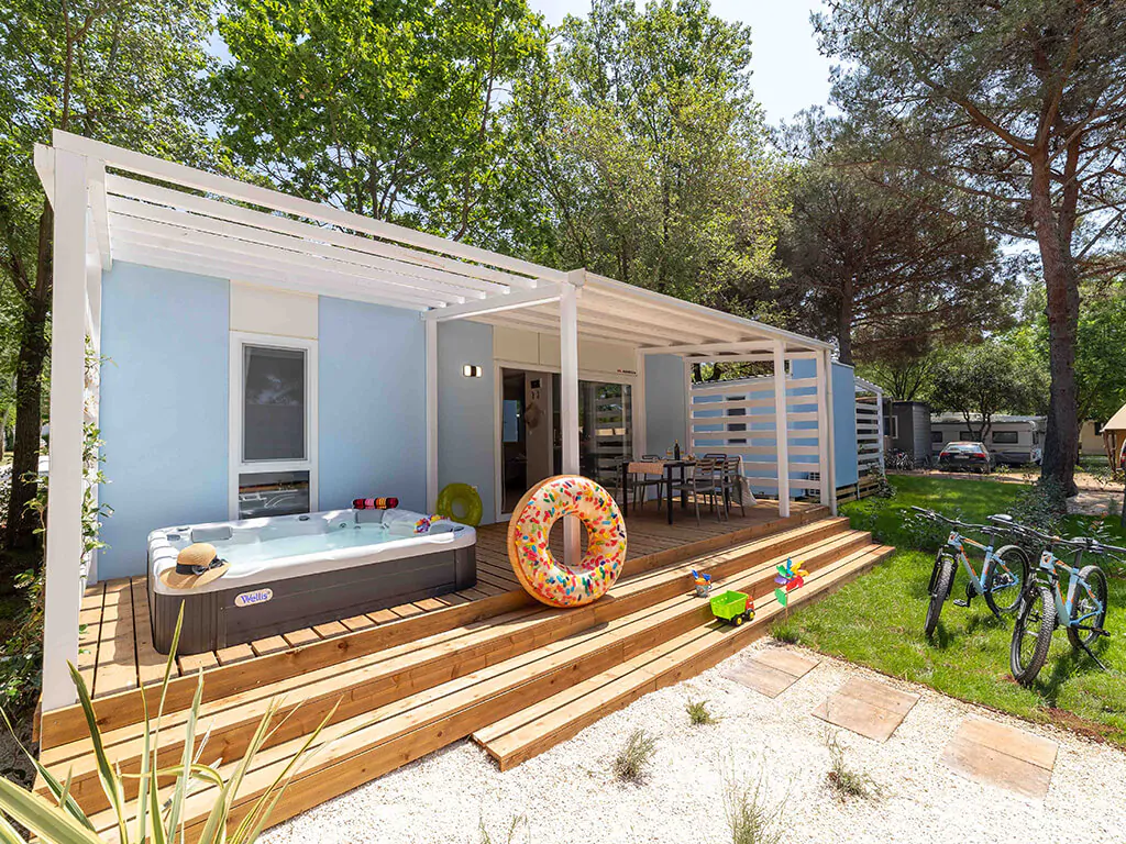 campsite-bivillage-mobile-home-premium-relax-exterior-terrace-jacuzzi-i