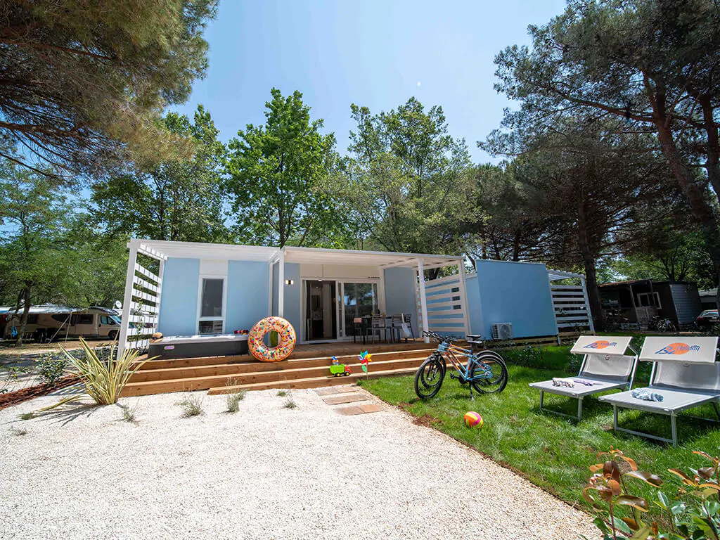 campsite-bivillage-mobile-home-premium-relax-exterior-terrace-jacuzzi-ii
