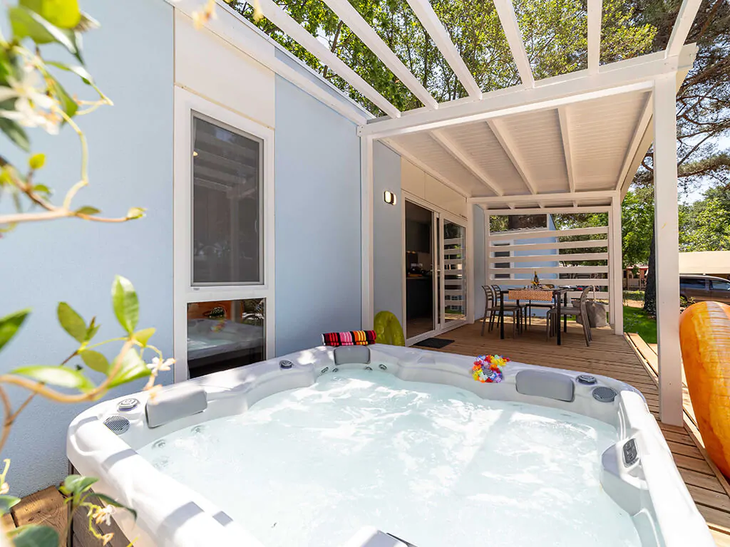 campsite-bivillage-mobile-home-premium-relax-exterior-terrace-jacuzzi
