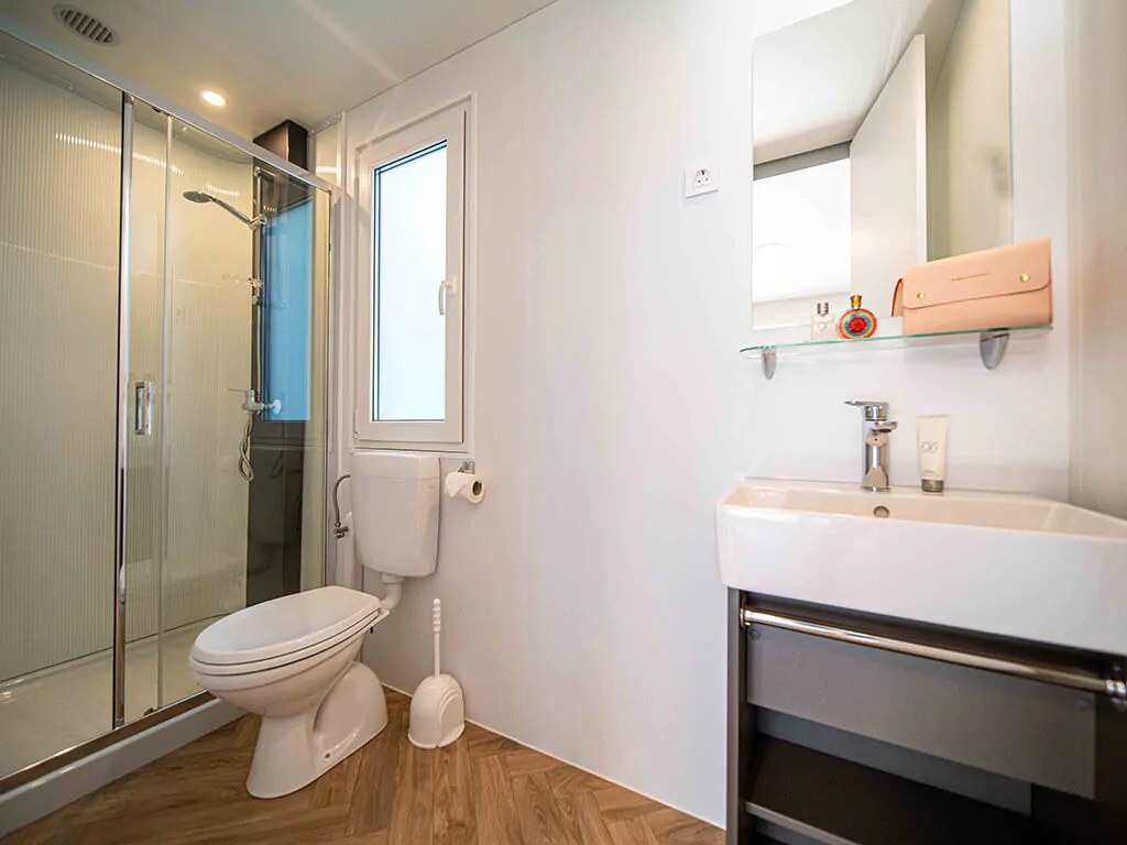 campsite-bivillage-mobile-home-premium-relax-interior-bathroom