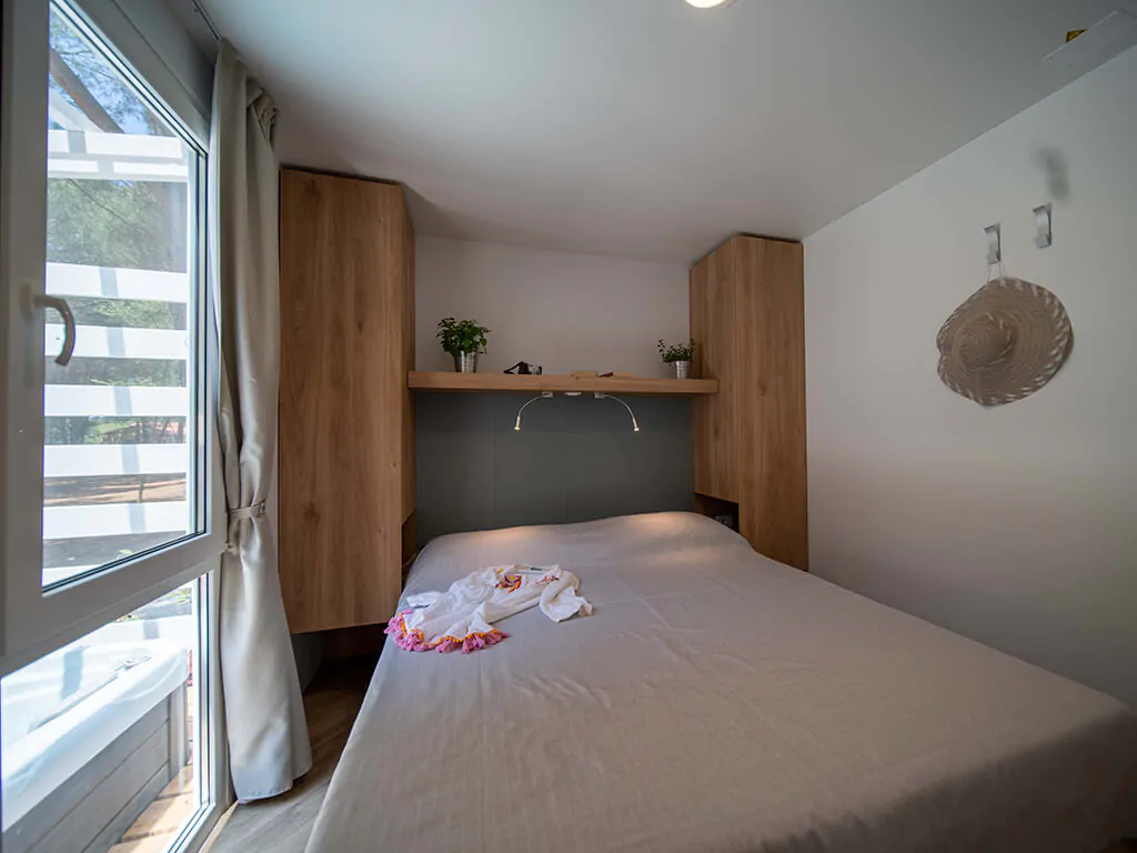 campsite-bivillage-mobile-home-premium-relax-interior-bedroom-double-bed