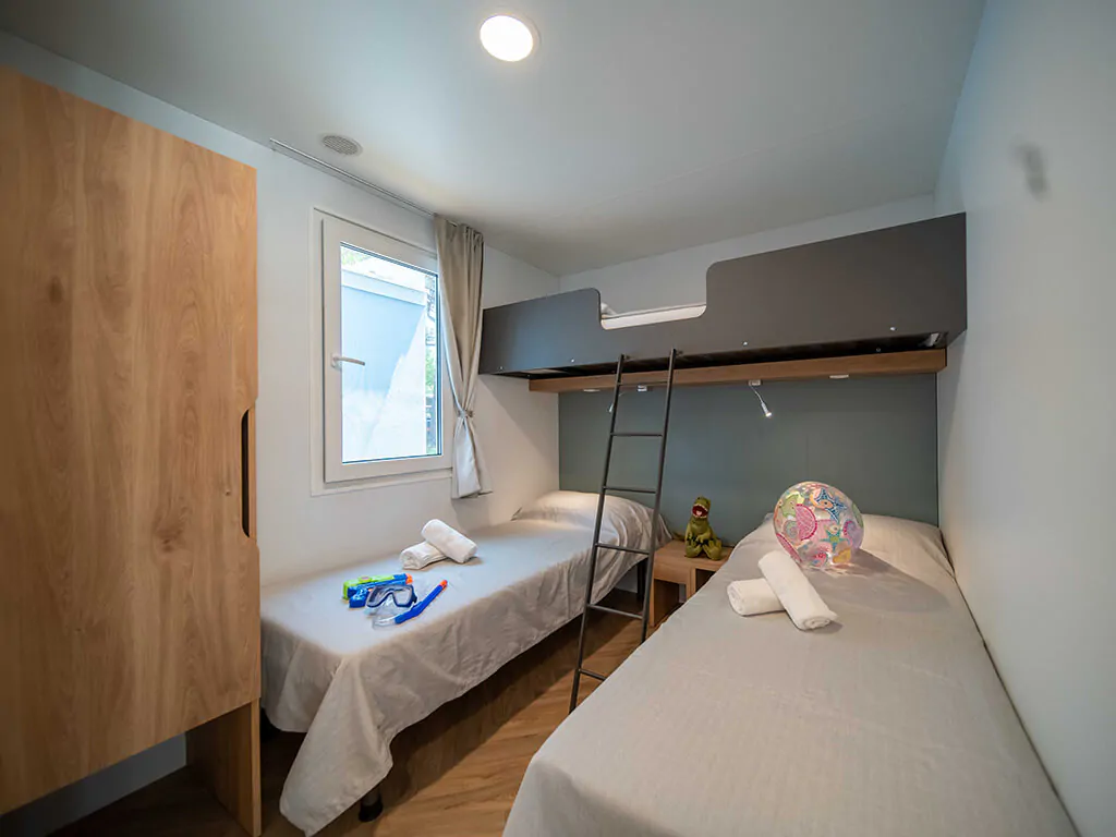 campsite-bivillage-mobile-home-premium-relax-interior-bedroom-single-beds-bunk-bed-kids