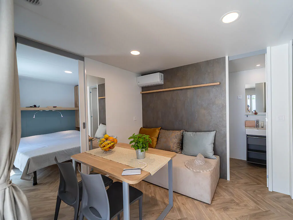 campsite-bivillage-mobile-home-premium-relax-interior-living-room-dining-table