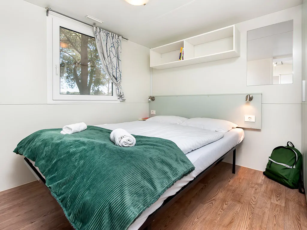 campsite-bivillage-mobile-home-standard-interior-bedroom-double-bed-2