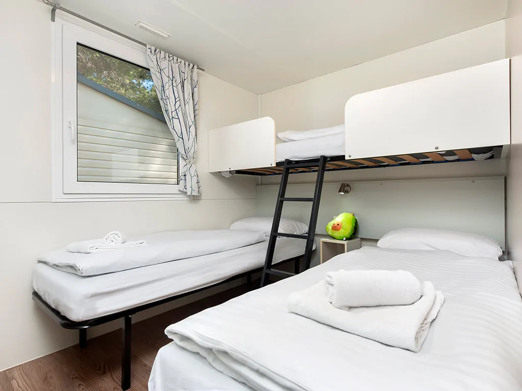 campsite-bivillage-mobile-home-standard-interior-bedroom-single-beds-2
