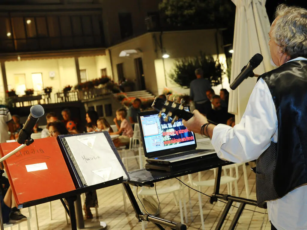 campsite-parco-delle-piscine-evening-dinner-time-singer