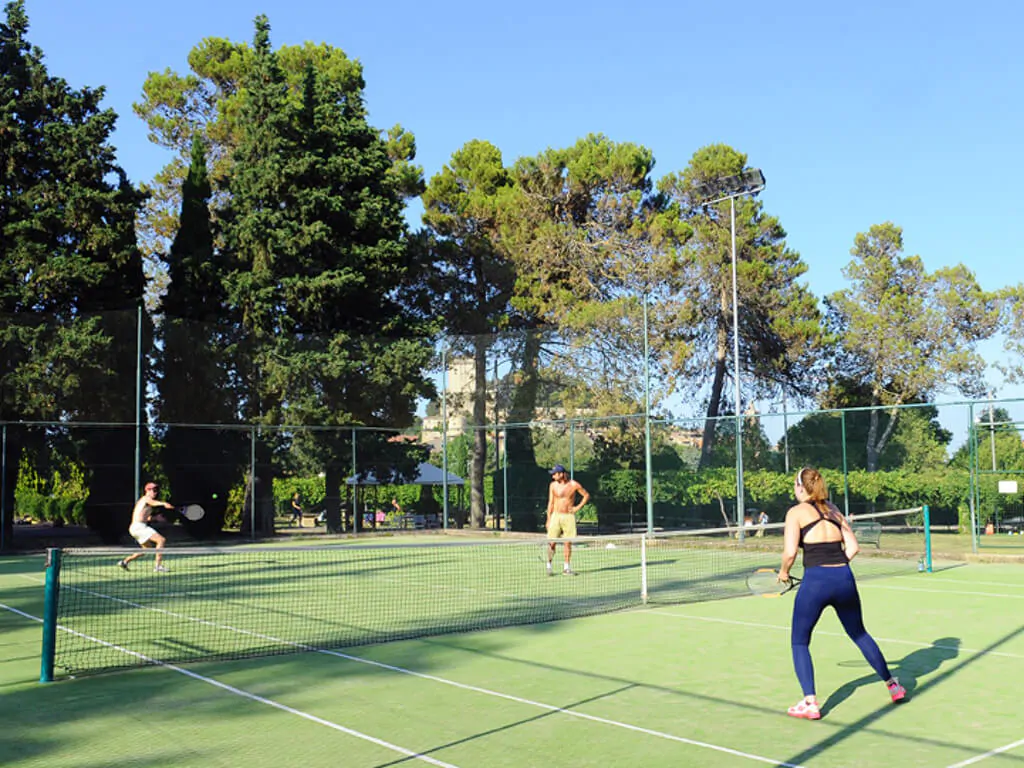 campsite-parco-delle-piscine-tennis-field