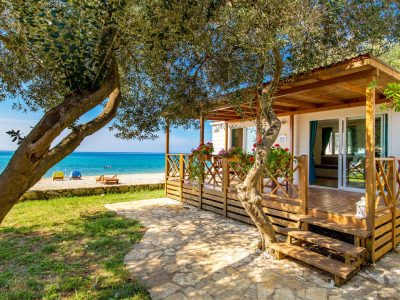 campsite-strasko-mobile-home-olive-superior-exterior-terrace-2