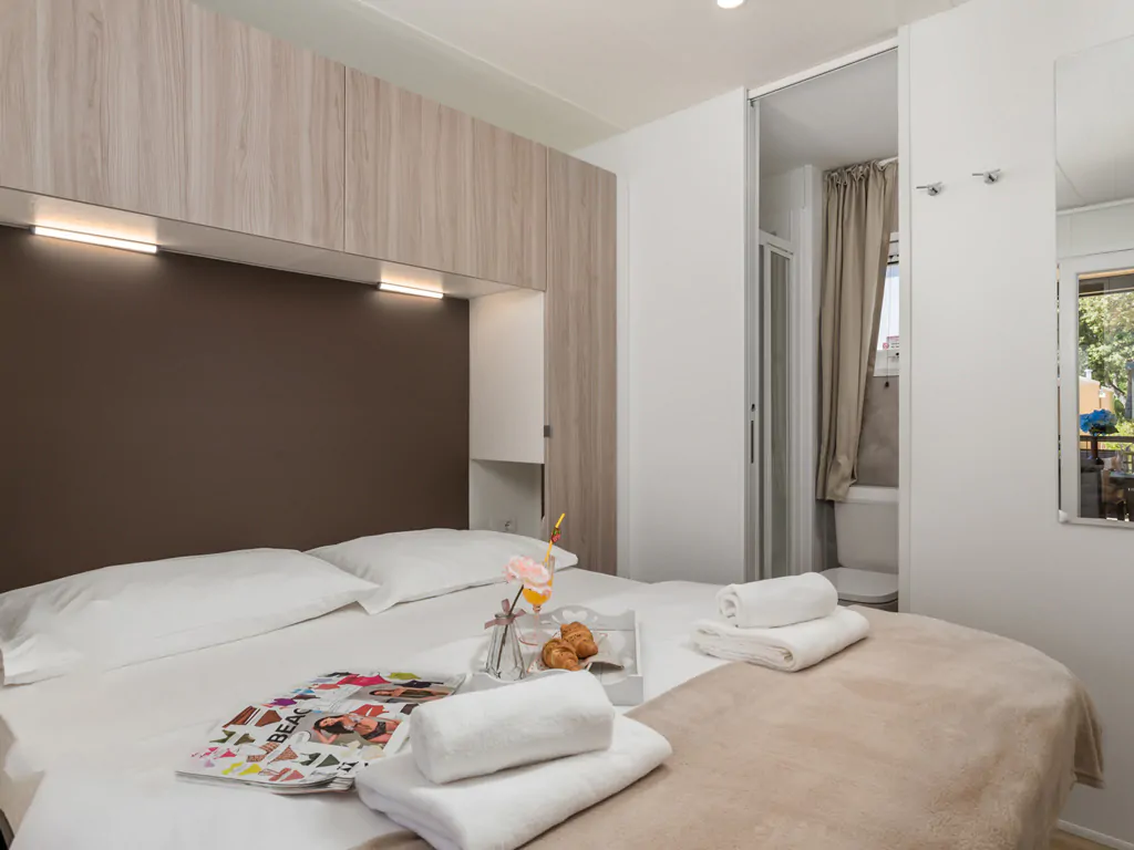 campsite-strasko-mobile-home-premium-superior-interior-bedroom