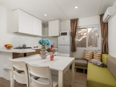 campsite-strasko-mobile-home-premium-superior-interior-kitchen