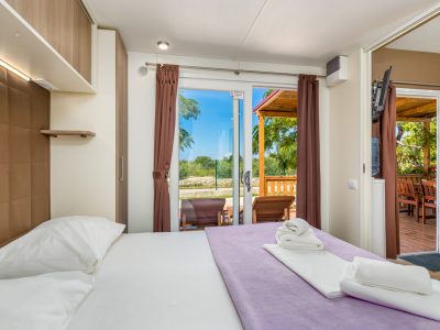 campsite-strasko-mobile-home-olive-interior-bedroom