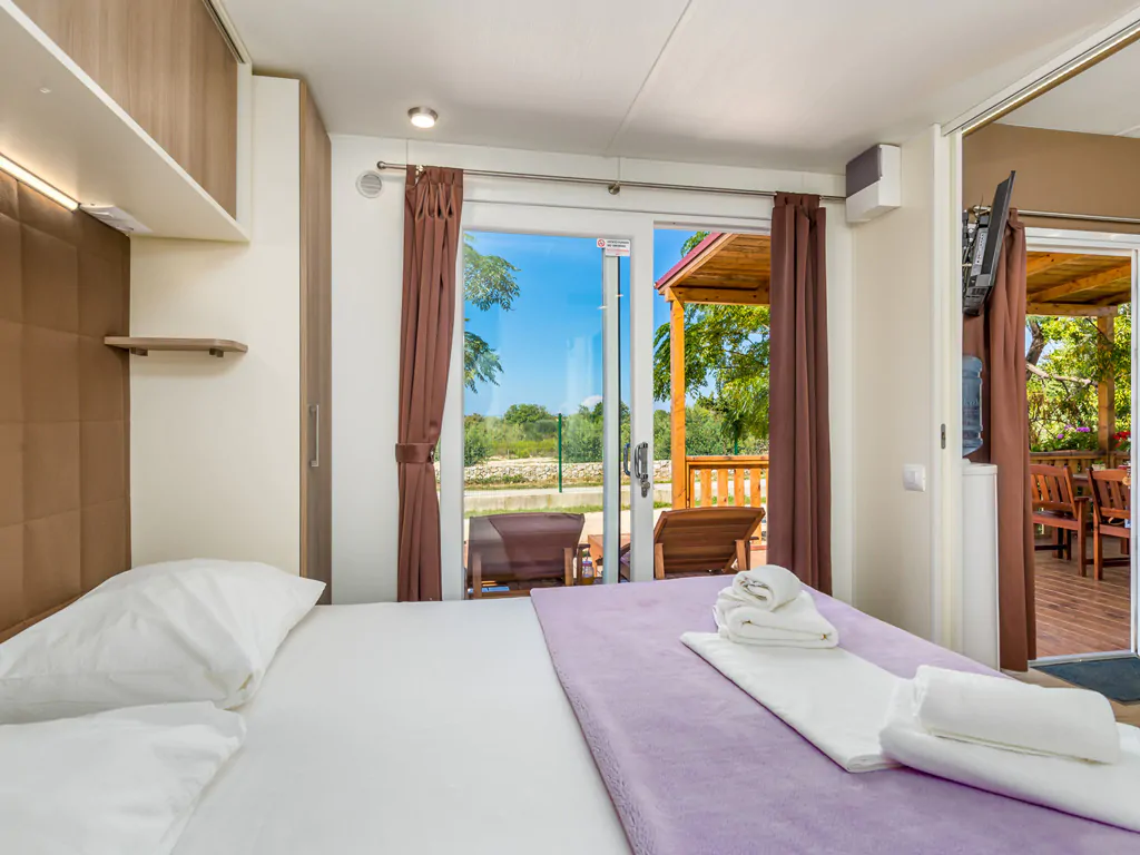 campsite-strasko-mobile-home-olive-interior-bedroom