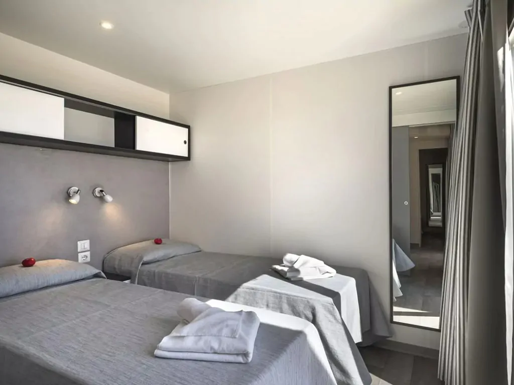 lodge-deluxe-sea-view-campsite-bivilage-interior-bedroom-double-bed